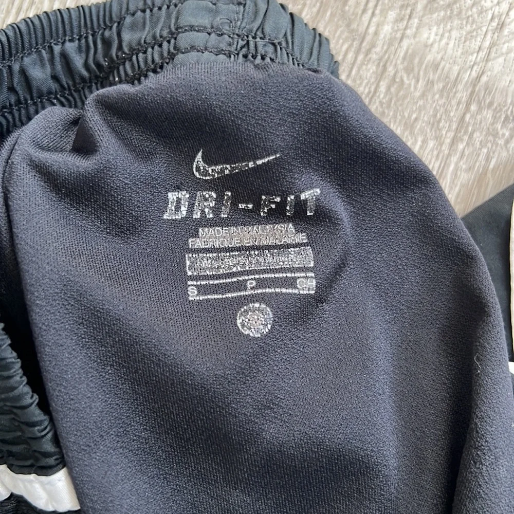 Nike shorts Woman’s size small - Picture 3 of 4